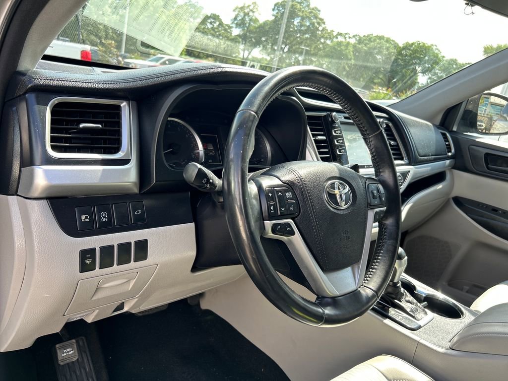 Used 2018 Toyota Highlander Plus FWD image 10