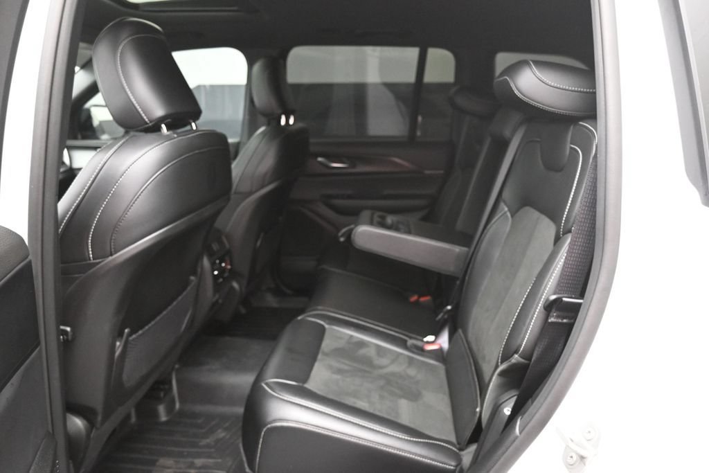 Used 2025 Jeep Grand Cherokee Altitude RWD image 25