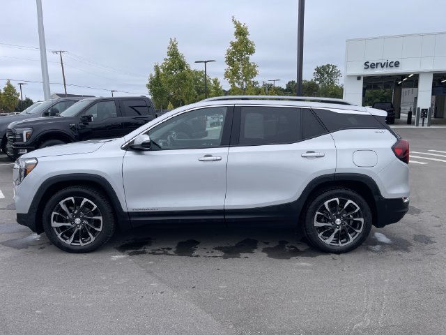 Used 2022 GMC Terrain SLT FWD image 2