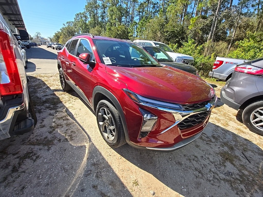 Used 2025 Chevrolet Trax LT w/ LT Convenience Package image 4