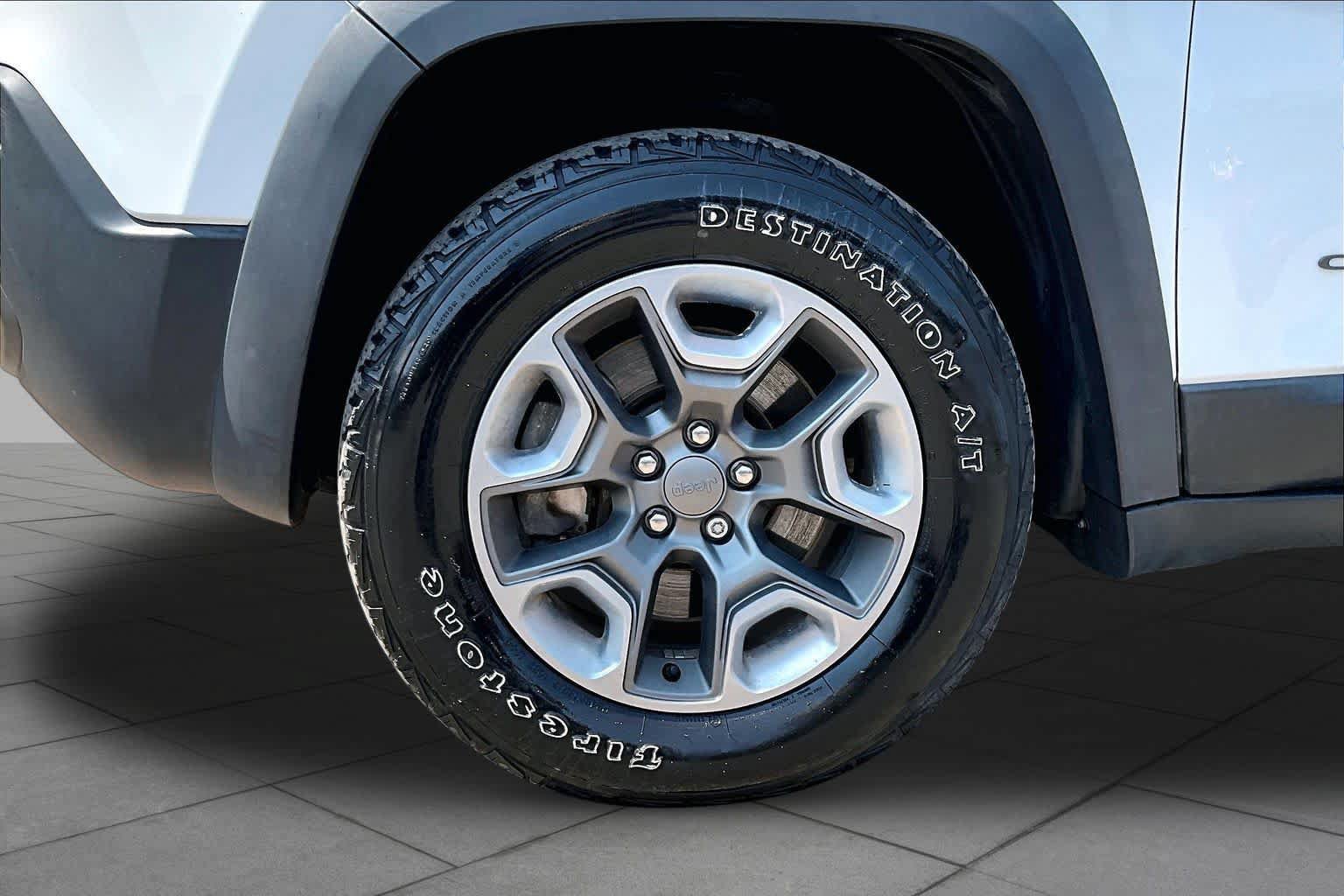 Used 2019 Jeep Cherokee Trailhawk w/ Cold Weather Group AWD/4WD image 14