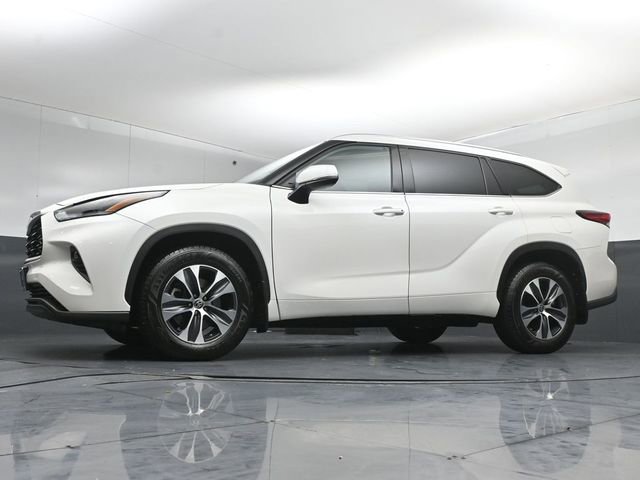 Used 2021 Toyota Highlander XLE AWD/4WD image 40
