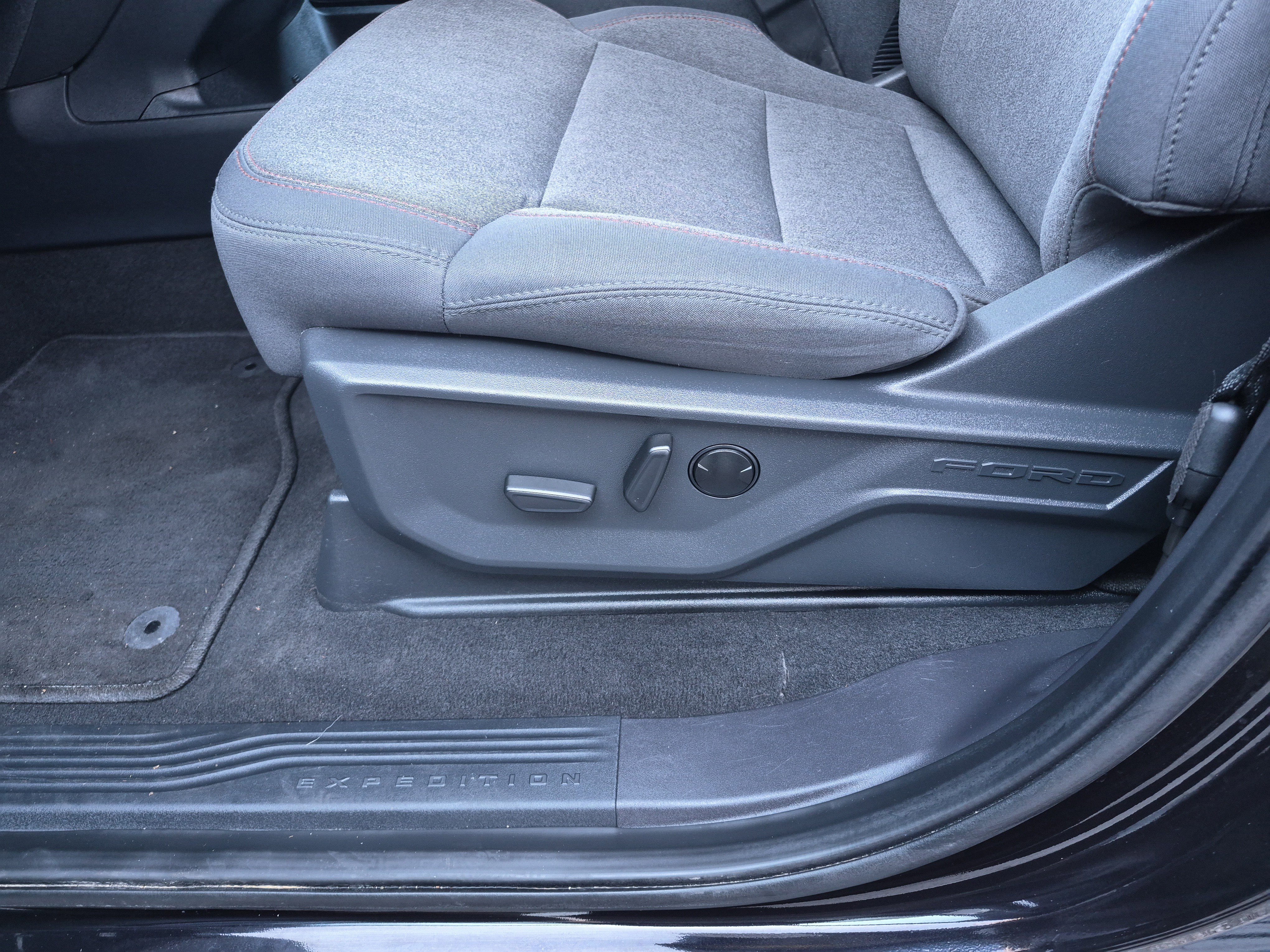 Certified 2025 Ford Expedition Active image 11