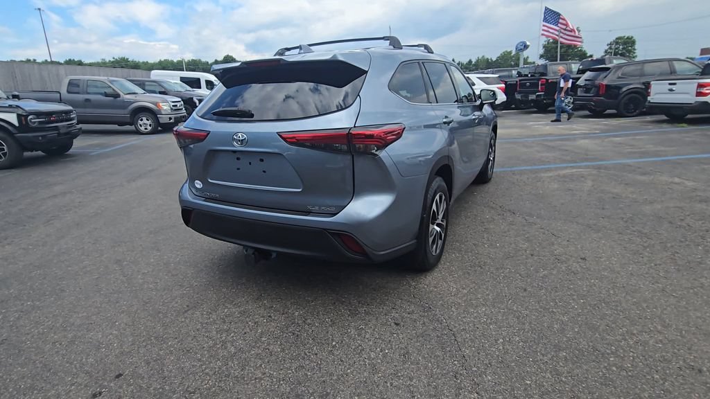 Used 2020 Toyota Highlander XLE AWD/4WD image 19
