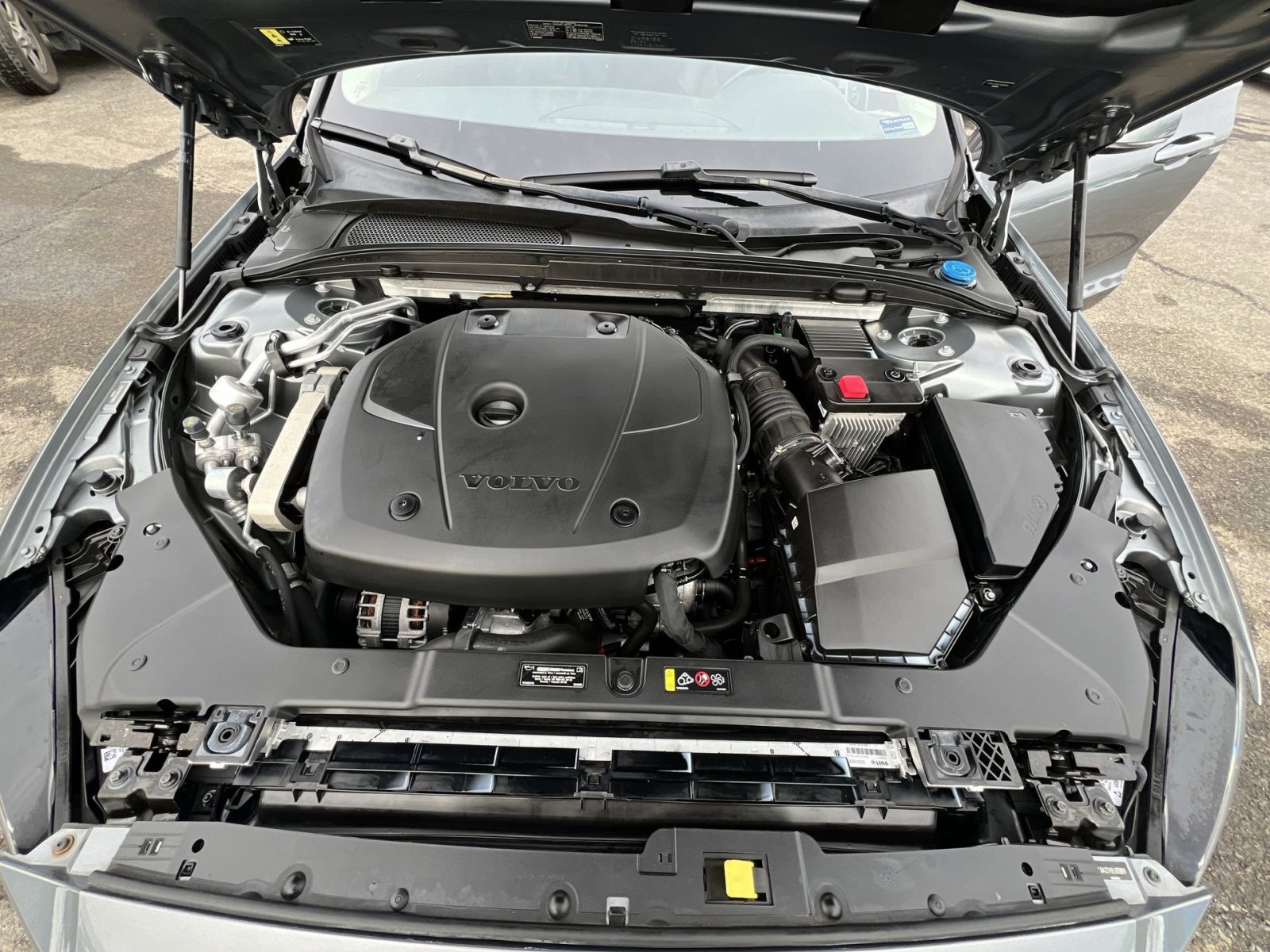 Used 2020 Volvo S60 T6 Momentum image 27