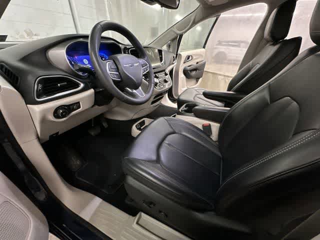 Used 2023 Chrysler Pacifica Touring-L FWD image 15