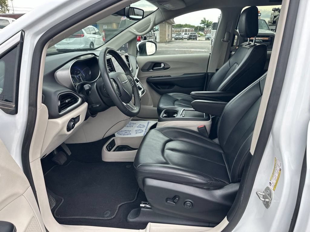 Used 2023 Chrysler Pacifica Touring-L FWD image 15