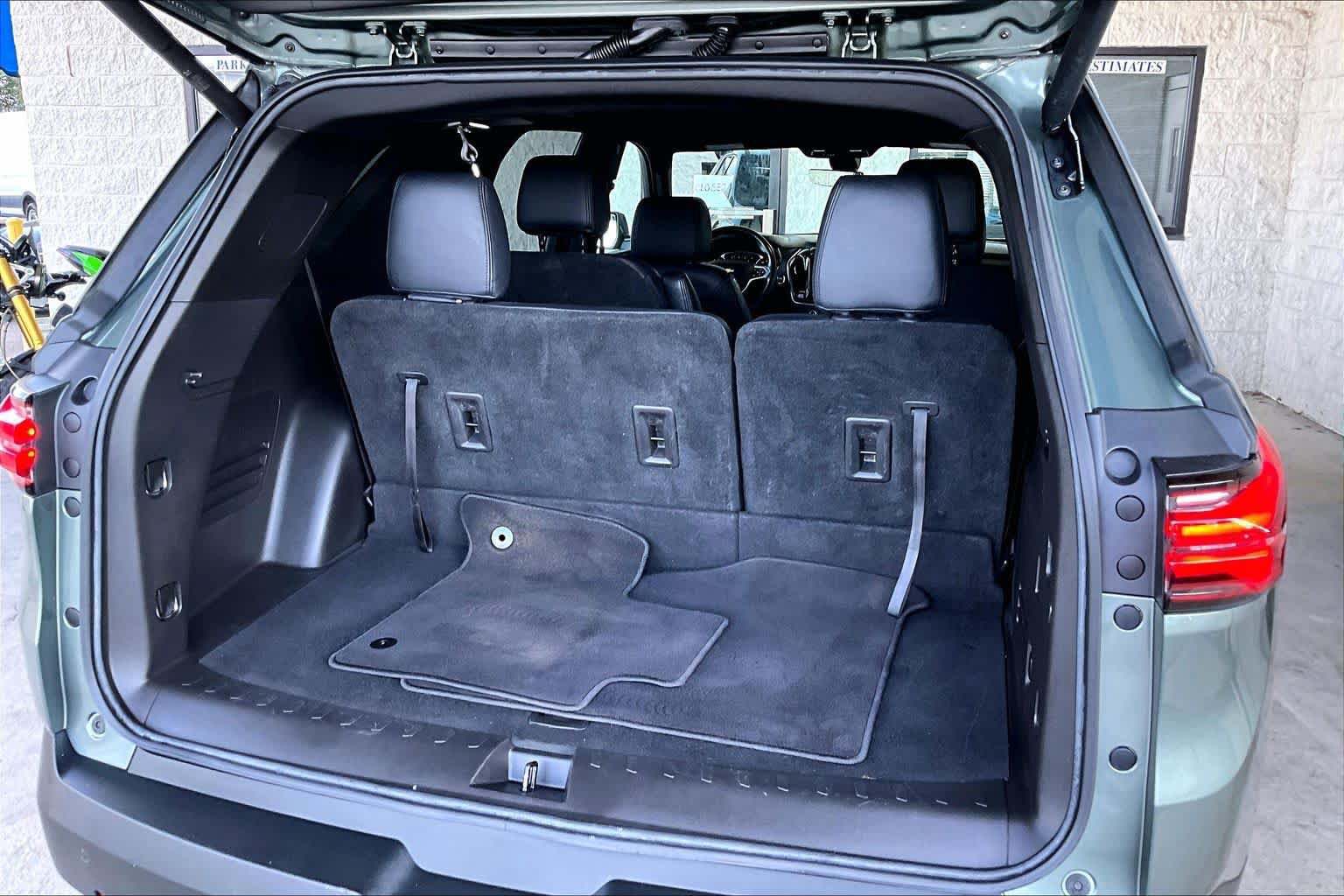 Used 2022 Chevrolet Traverse LT FWD image 32