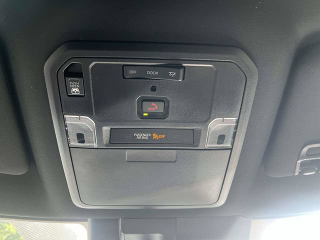 Used 2025 Toyota Tundra Limited AWD/4WD image 31