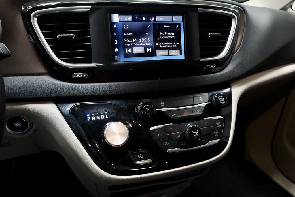 Used 2023 Chrysler Voyager LX image 33