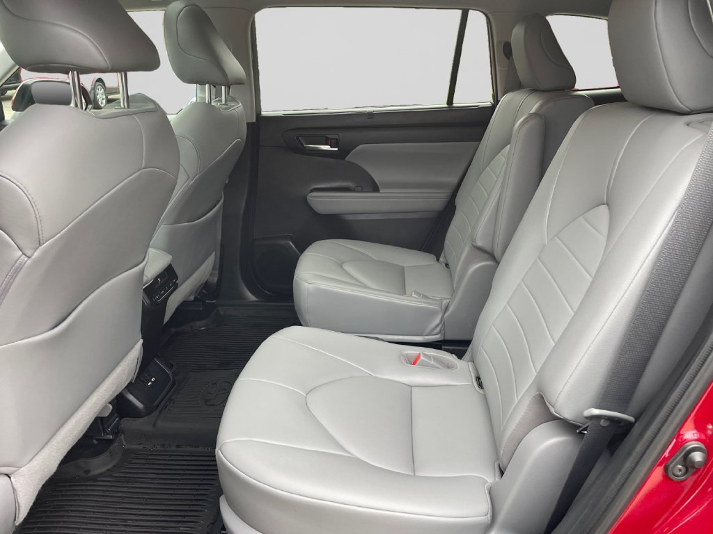 Used 2021 Toyota Highlander XLE AWD/4WD image 19