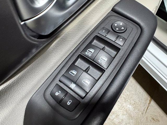 Used 2022 Chrysler Pacifica Touring-L FWD image 21
