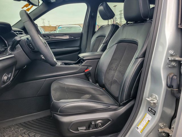Used 2023 Jeep Grand Cherokee Altitude AWD/4WD image 13