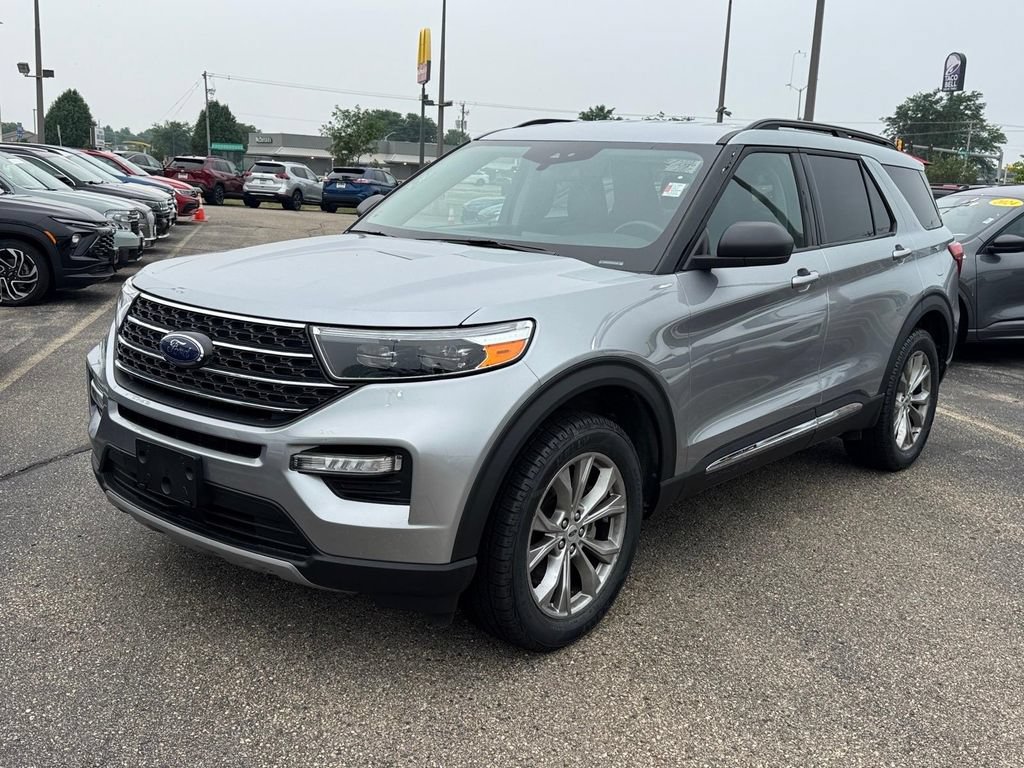 Certified 2022 Ford Explorer XLT w/ Equipment Group 202A AWD/4WD image 2