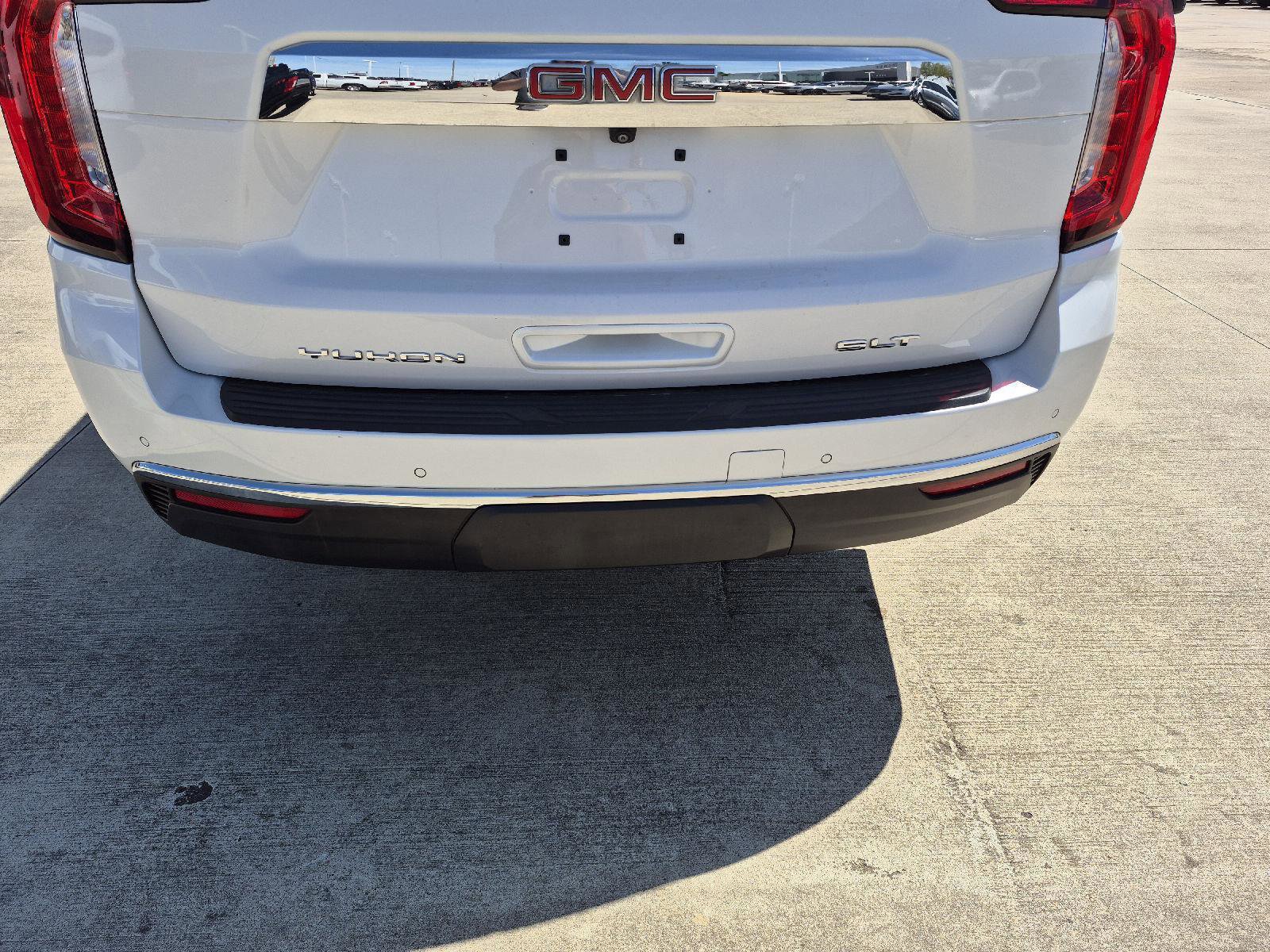 Used 2023 GMC Yukon XL SLT w/ SLT Premium Package image 4
