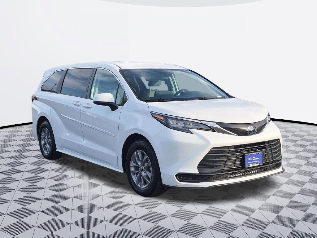Used 2024 Toyota Sienna LE AWD/4WD image 8