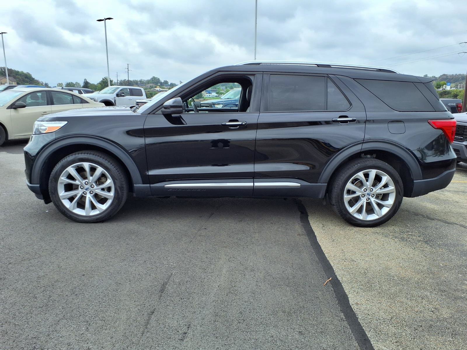 Certified 2023 Ford Explorer Platinum w/ Technology Package AWD/4WD image 4