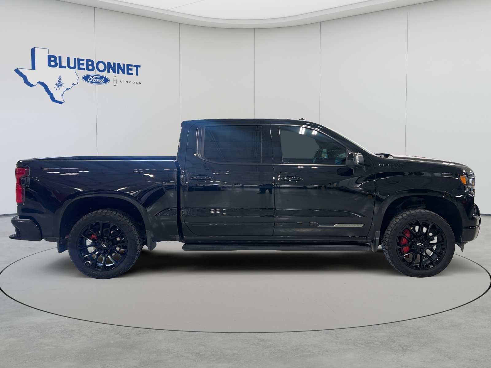 Used 2025 Chevrolet Silverado 1500 High Country w/ High Country Premium Package AWD/4WD image 4