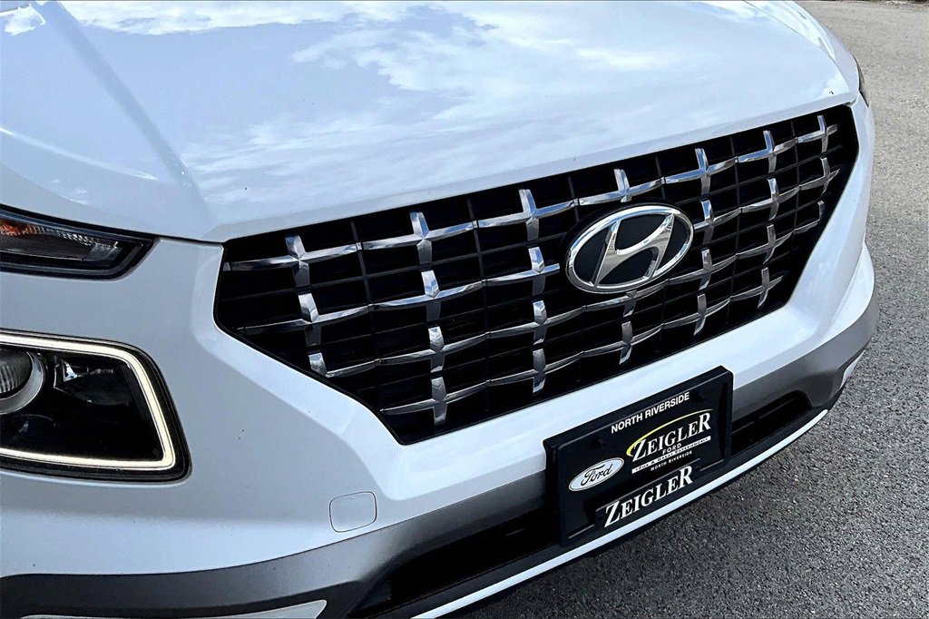 Used 2023 Hyundai Venue Limited image 29