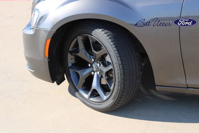 Used 2023 Chrysler 300 Touring w/ Sport Appearance Package image 9