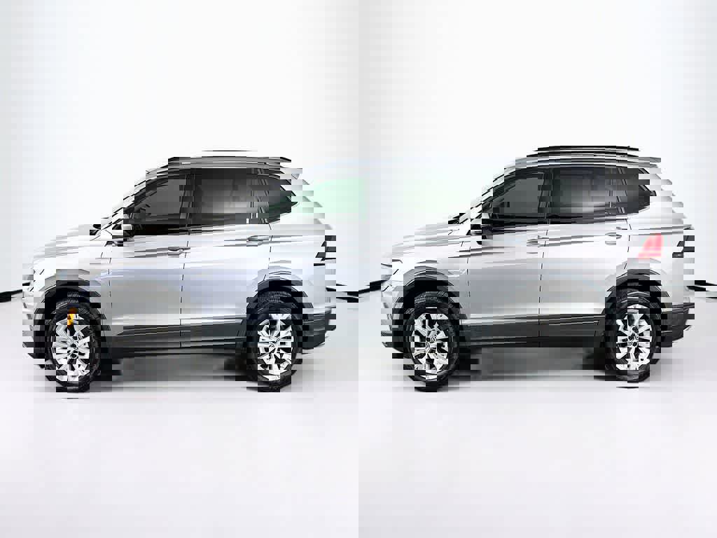 Used 2020 Volkswagen Tiguan S image 2