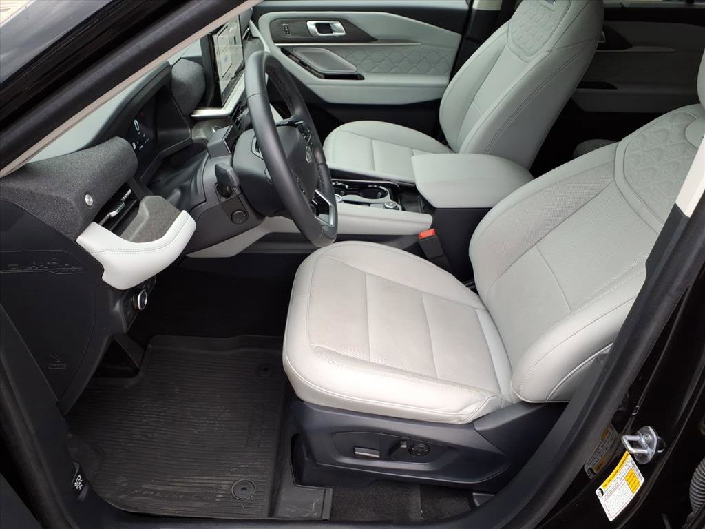 Certified 2025 Ford Explorer Platinum w/ LUX Leather Package AWD/4WD image 4