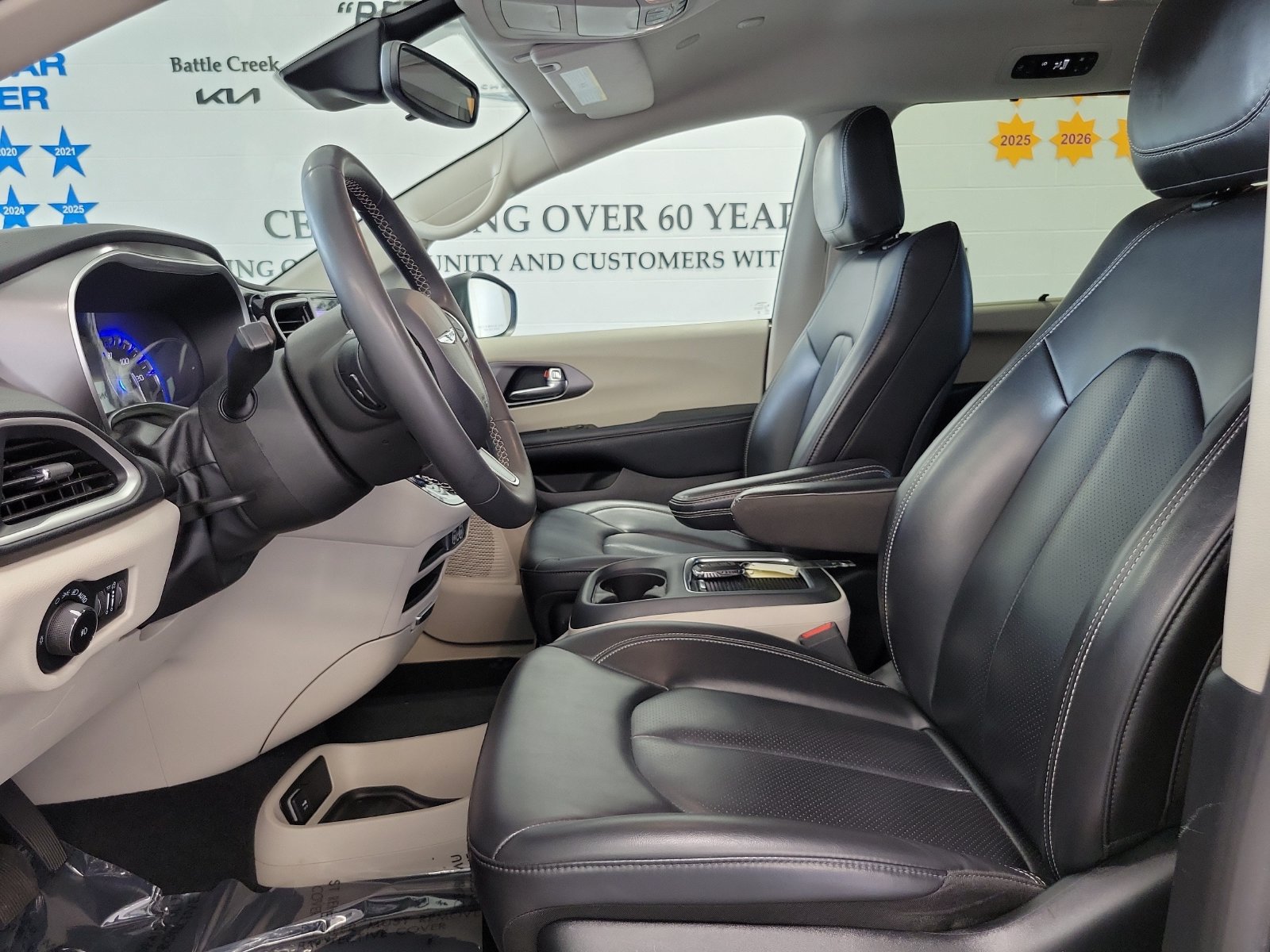 Used 2023 Chrysler Pacifica Touring-L FWD image 8