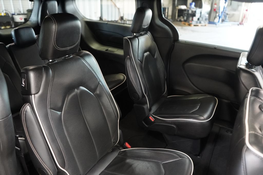 Used 2025 Chrysler Pacifica Limited FWD image 25