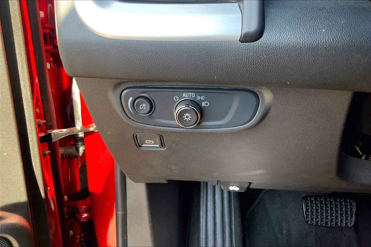 Used 2024 GMC Terrain SLE w/ Driver Convenience Package FWD image 36