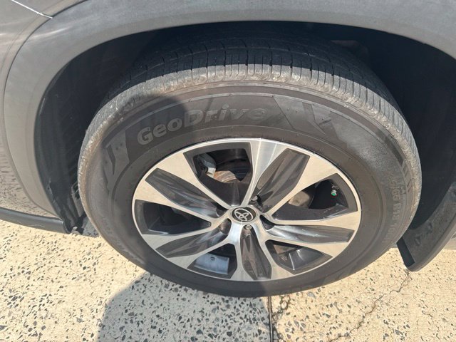 Used 2023 Toyota Highlander XLE AWD/4WD image 6