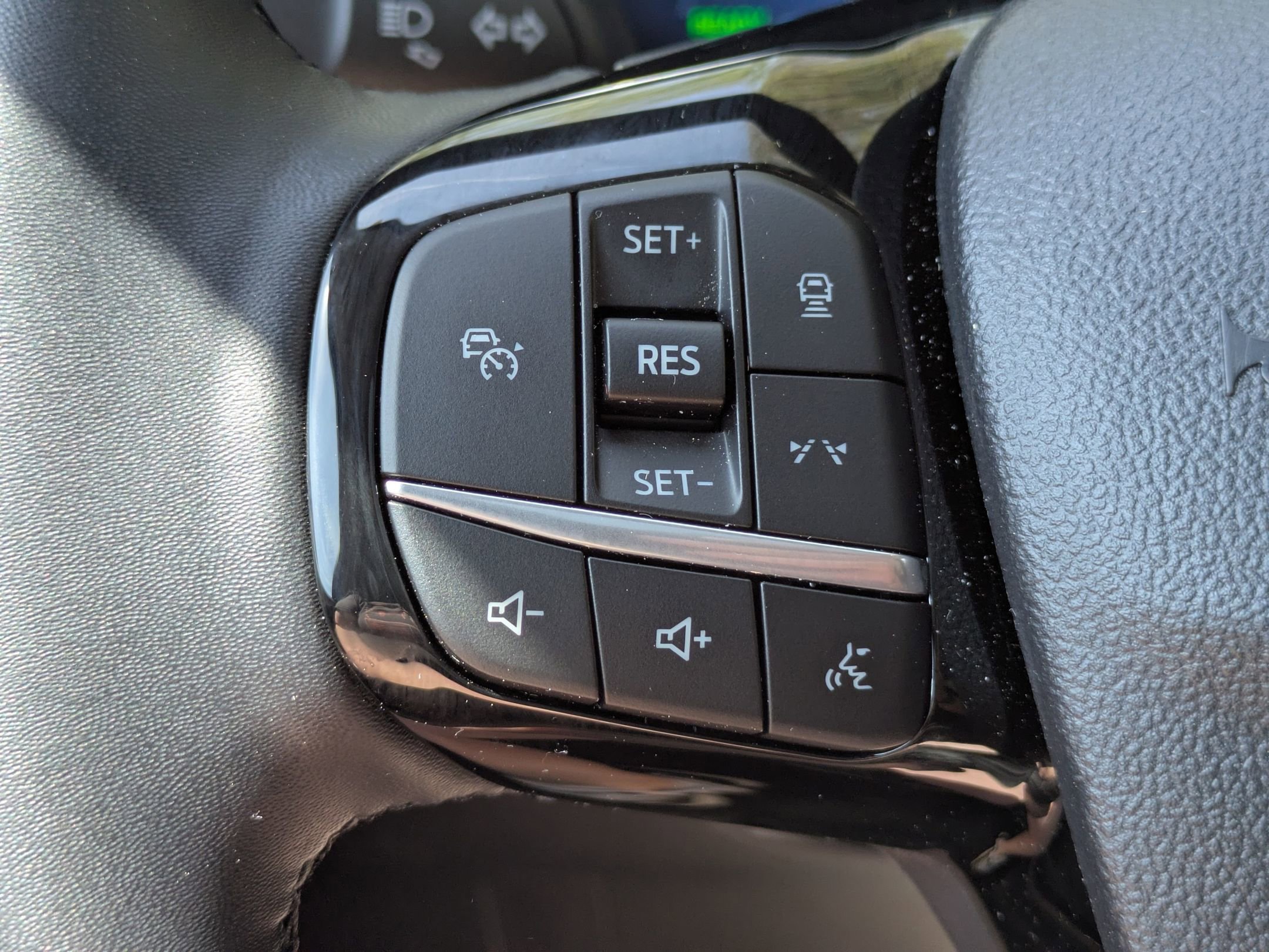 Certified 2025 Ford Escape SE w/ PHEV Premium Package image 17