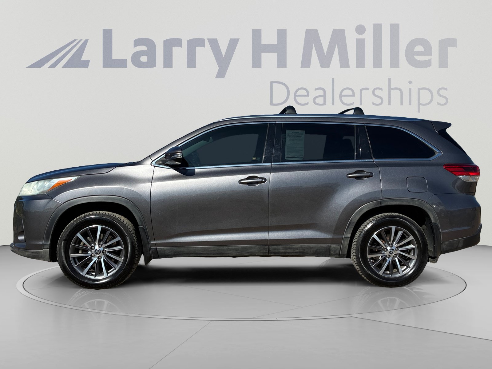 Used 2019 Toyota Highlander XLE AWD/4WD image 2