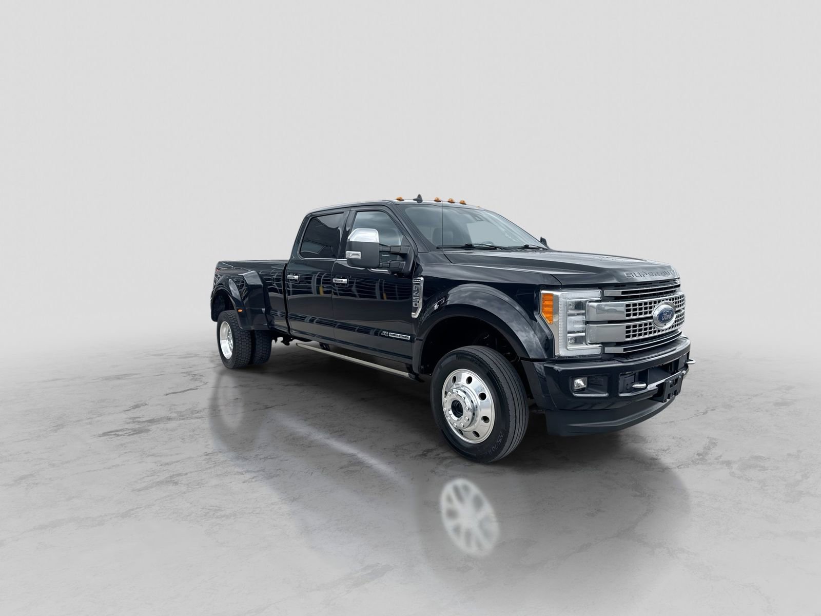 Certified 2019 Ford F450 Platinum w/ Platinum Ultimate Package AWD/4WD image 10