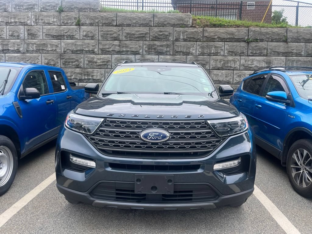 Certified 2024 Ford Explorer XLT w/ Equipment Group 202A AWD/4WD image 3
