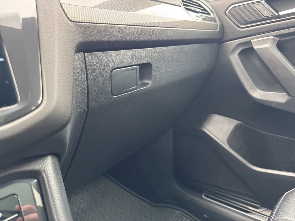 Used 2024 Volkswagen Tiguan SE R-Line image 28