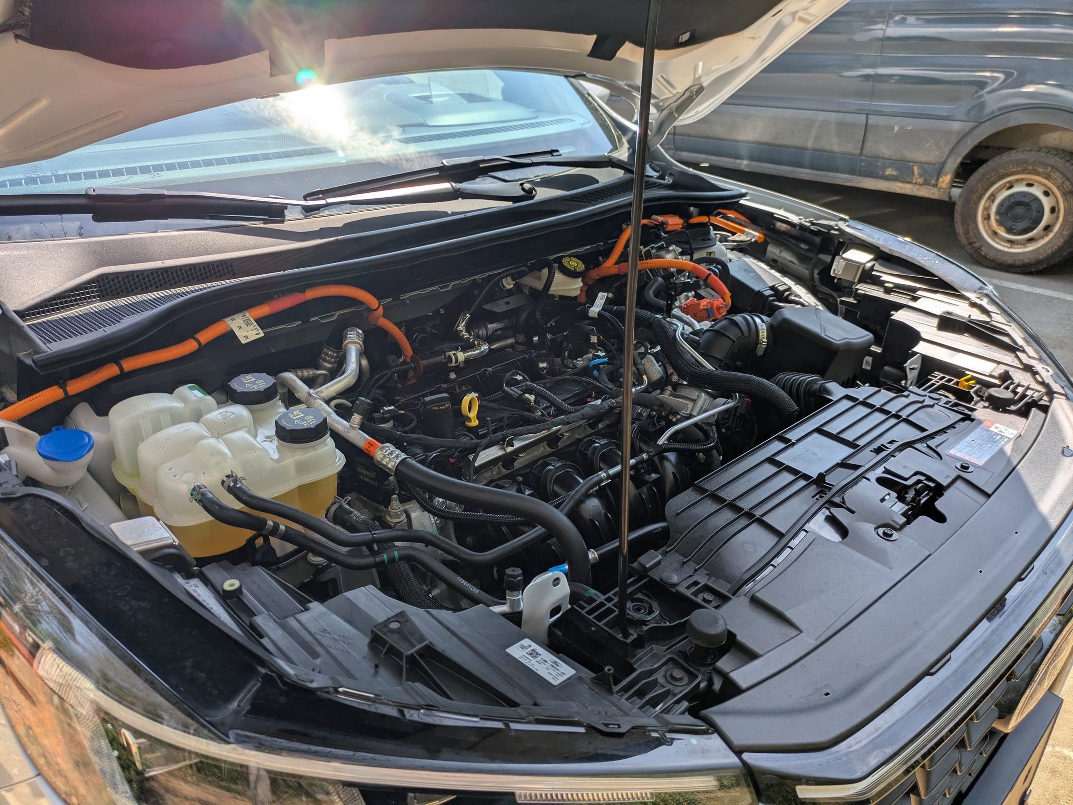 Certified 2025 Ford Escape SE w/ PHEV Premium Package image 43