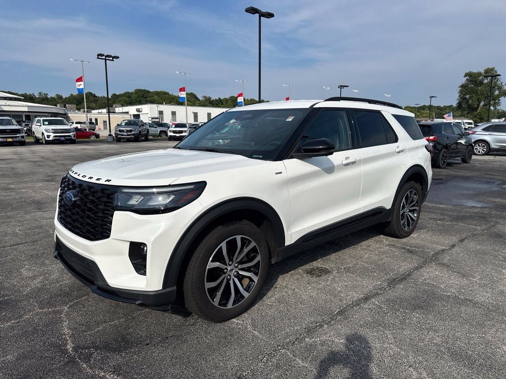 Certified 2025 Ford Explorer ST-Line AWD/4WD image 3