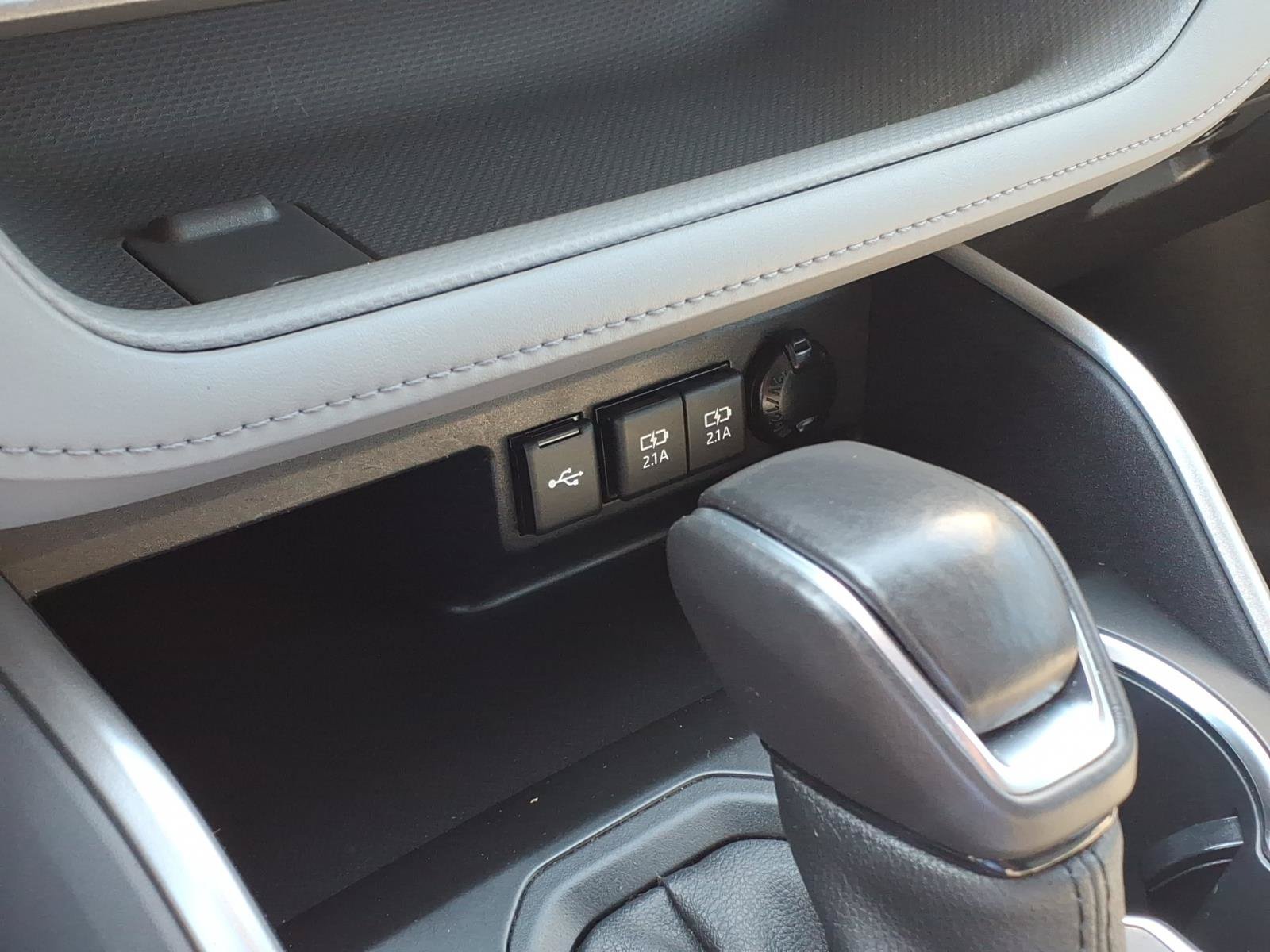 Used 2021 Toyota Highlander XLE AWD/4WD image 18