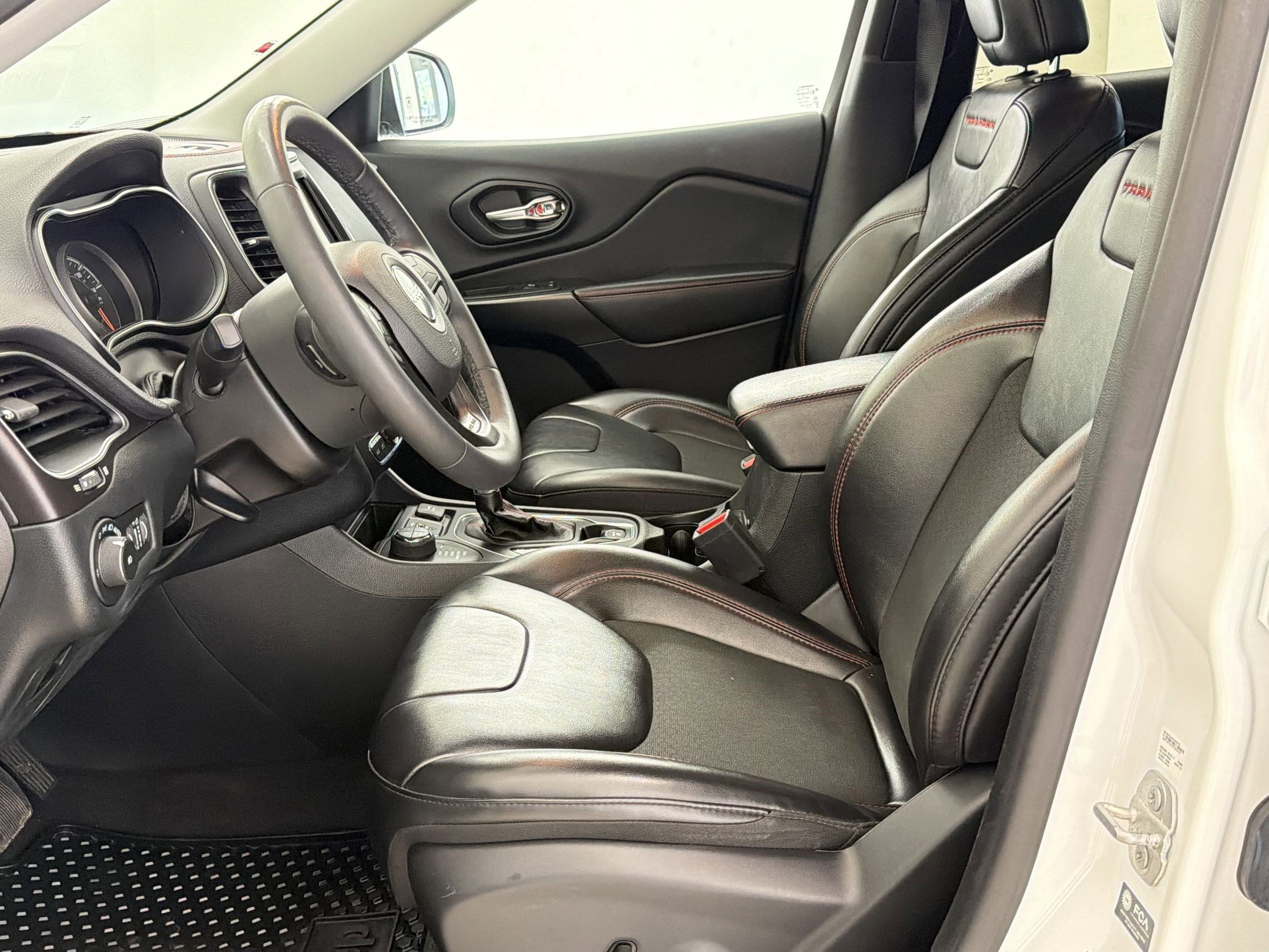 Used 2022 Jeep Cherokee Trailhawk image 10