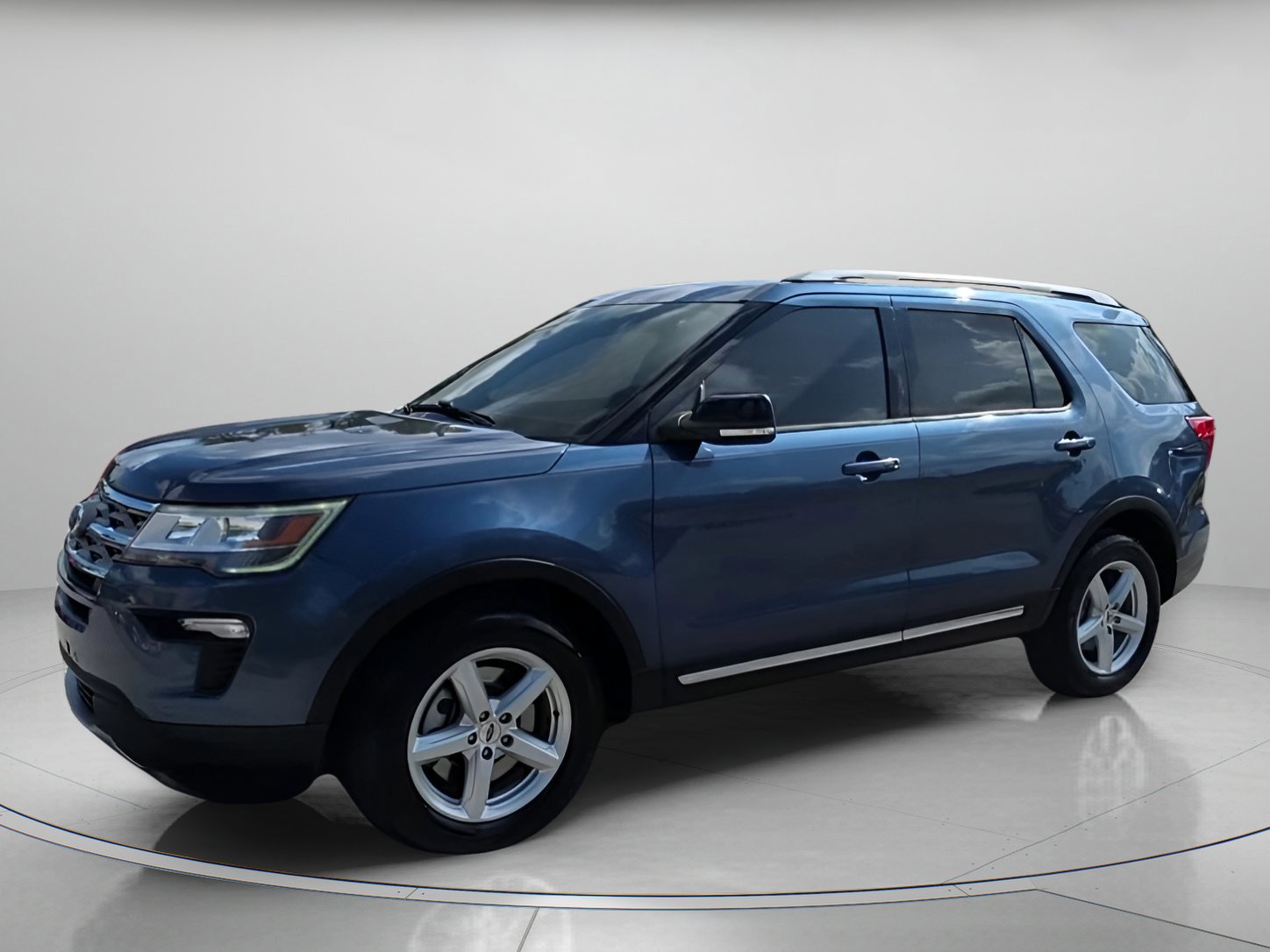 Certified 2018 Ford Explorer XLT w/ Equipment Group 202A image 5