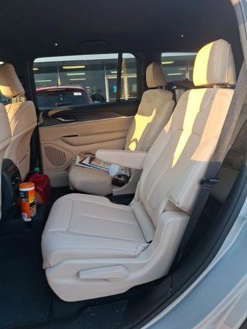 Used 2024 Jeep Grand Cherokee L Limited w/ Black Appearance Package image 9