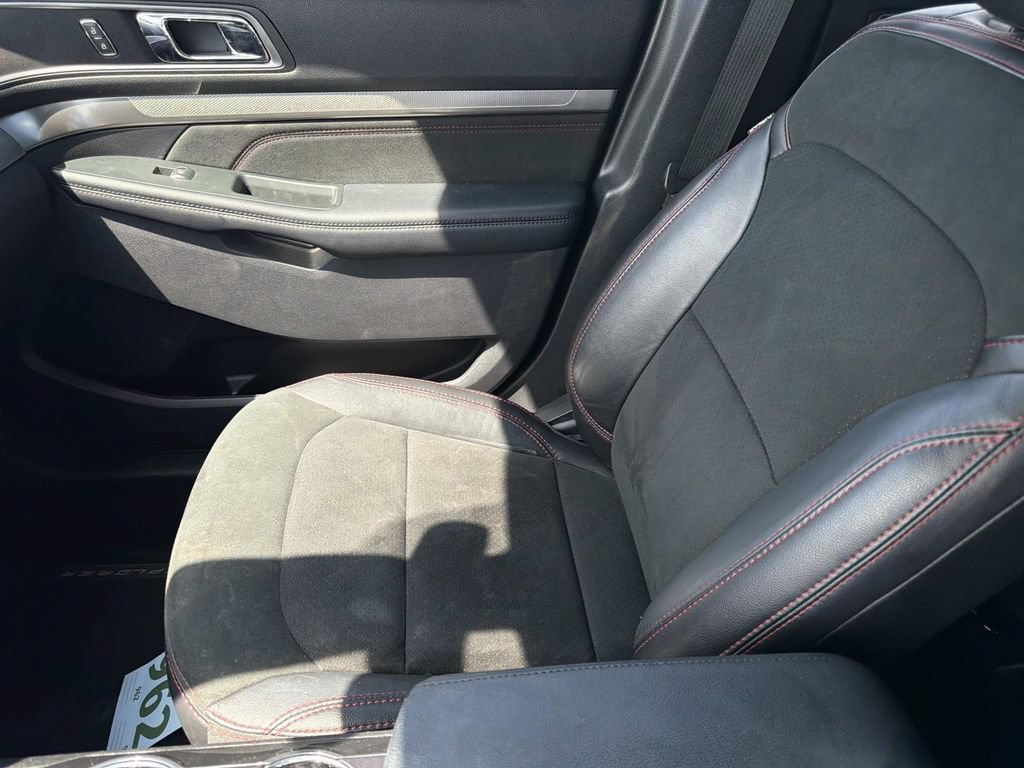 Certified 2019 Ford Explorer XLT w/ Equipment Group 202A FWD image 19