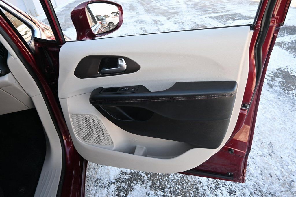 Used 2017 Chrysler Pacifica Touring-L Plus image 22