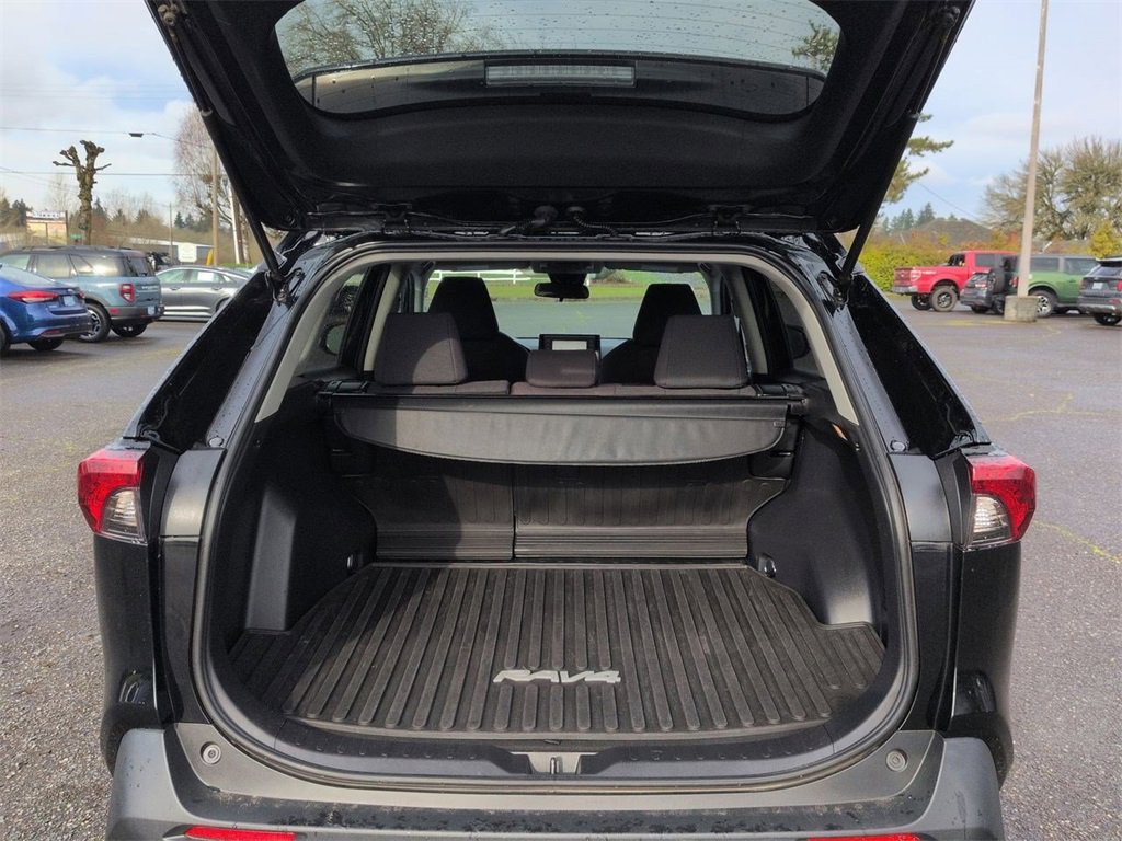 Used 2021 Toyota RAV4 LE image 24