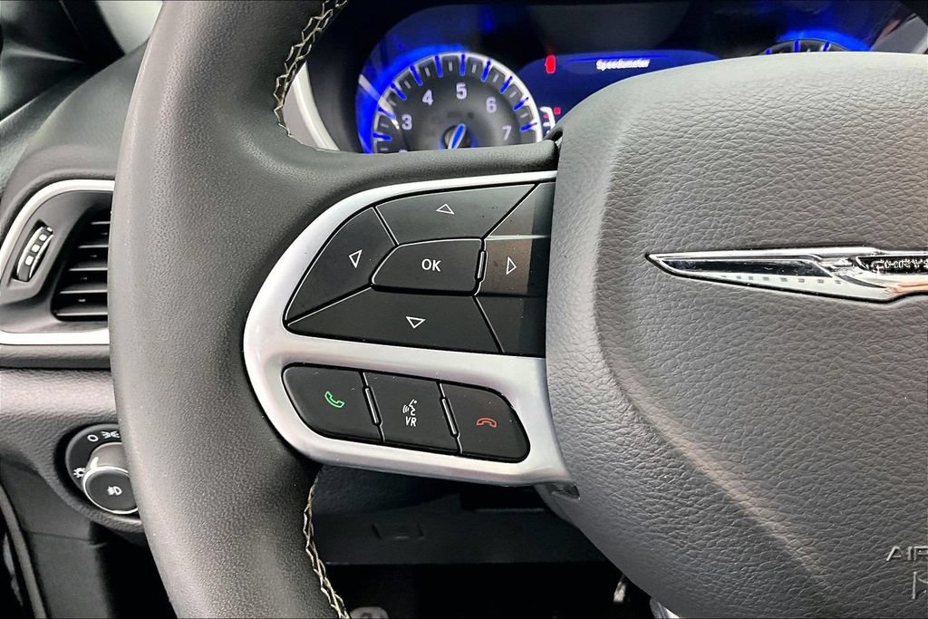 Used 2025 Chrysler Pacifica Select FWD image 18
