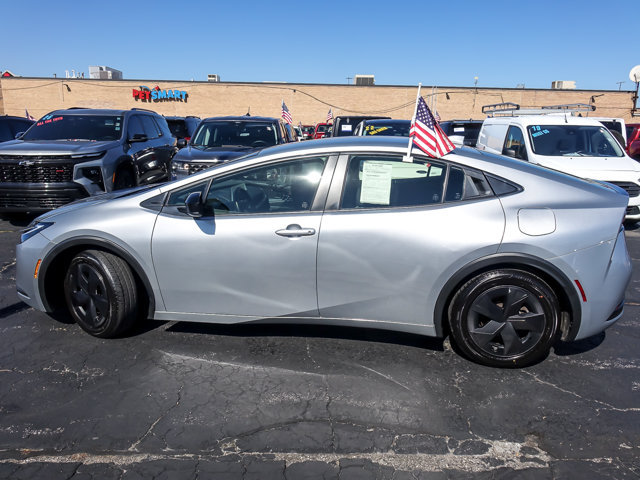 Used 2024 Toyota Prius LE FWD image 5