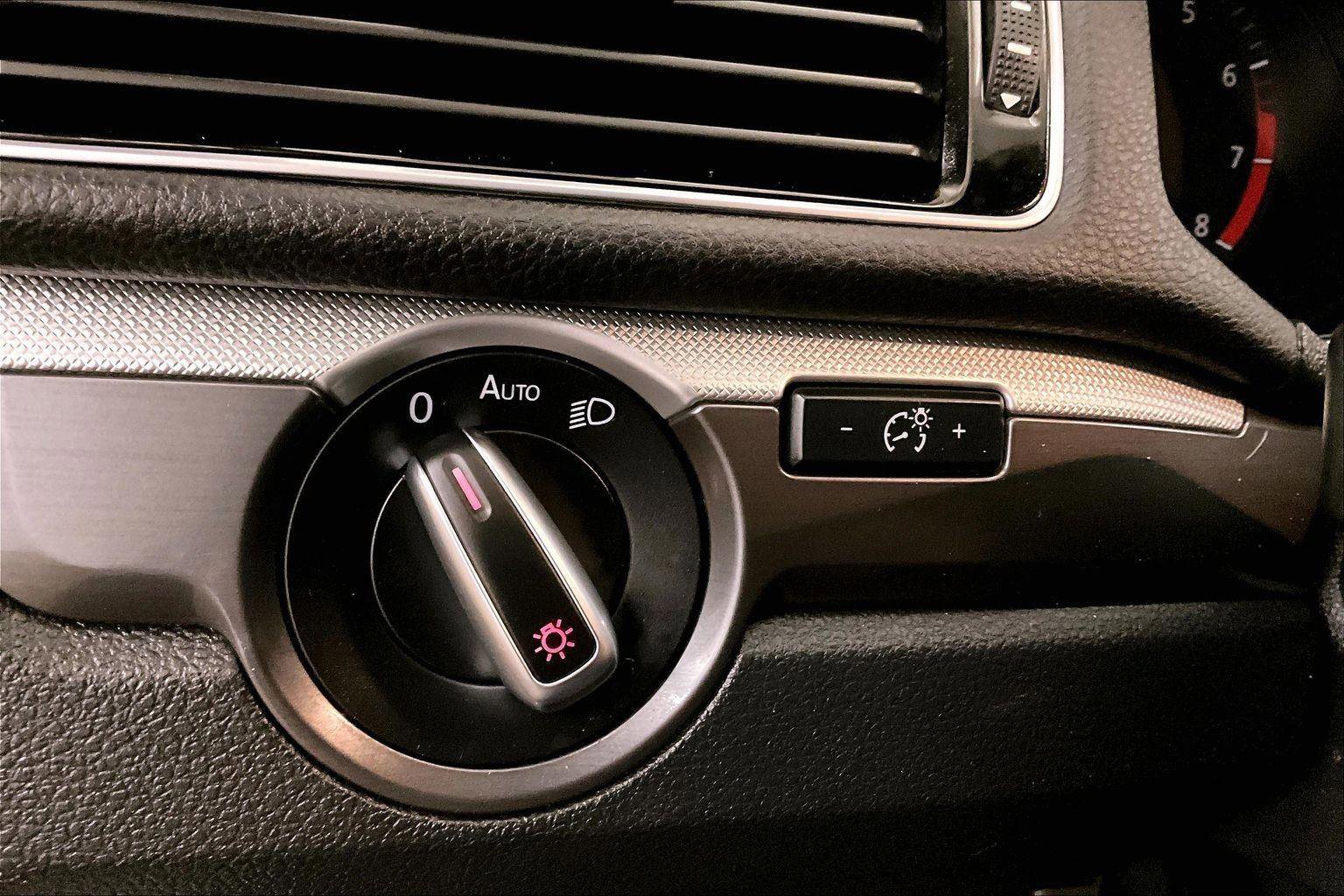 Used 2017 Volkswagen Passat 1.8T R-Line image 30