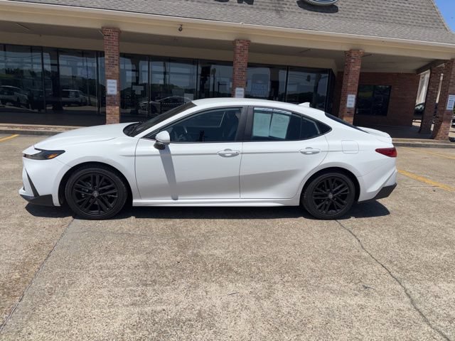 Used 2025 Toyota Camry SE FWD image 2