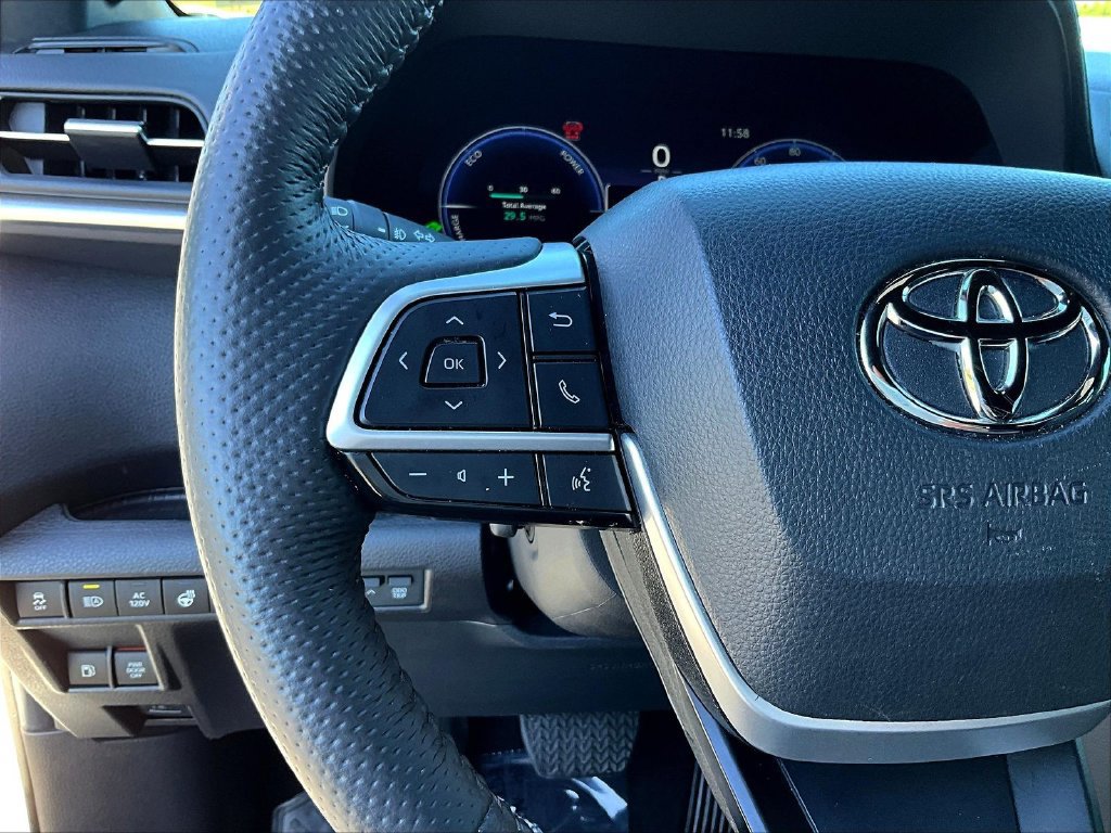 Used 2025 Toyota Sienna Platinum AWD/4WD image 13