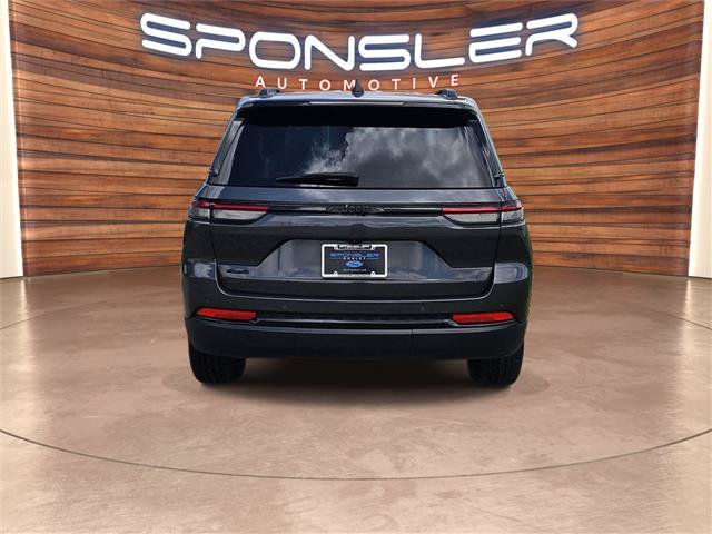 Used 2024 Jeep Grand Cherokee Altitude AWD/4WD image 6